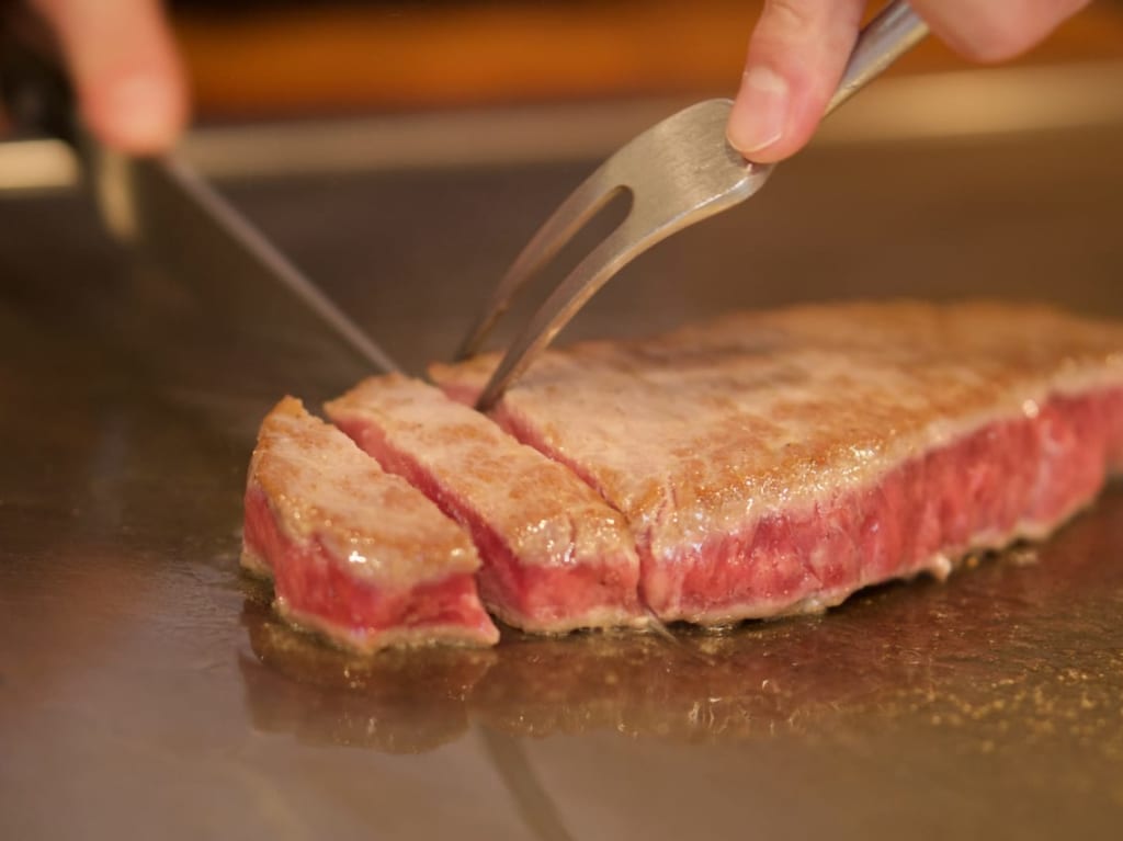 ステーキが焼かれているシーン