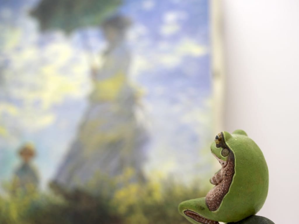 絵画をみているカエル