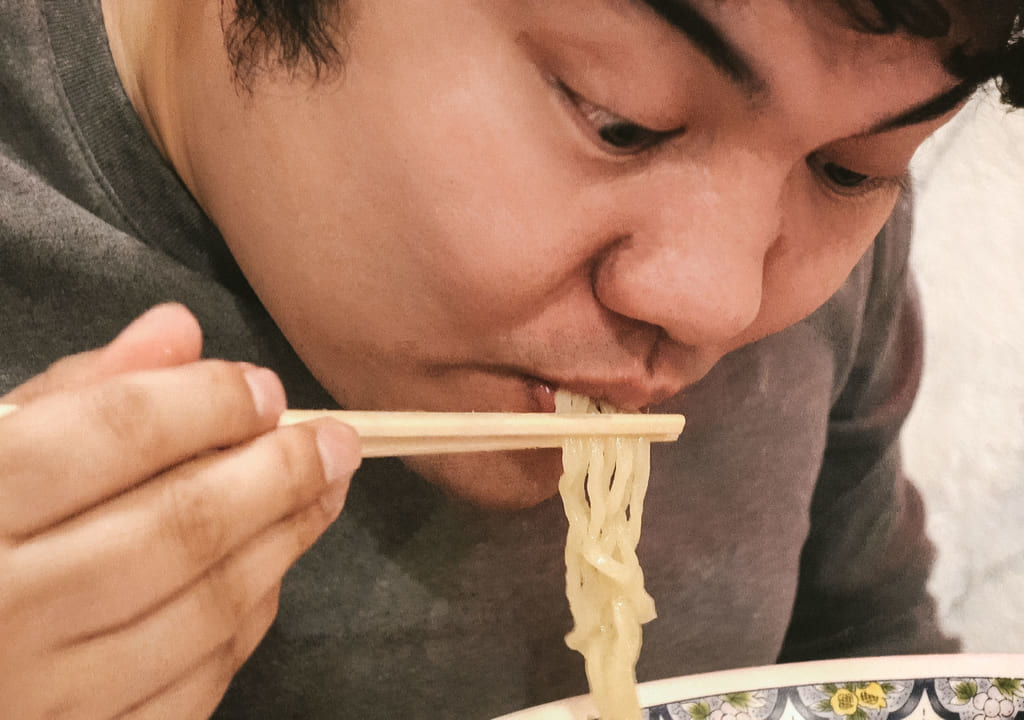 ラーメンを食べる人