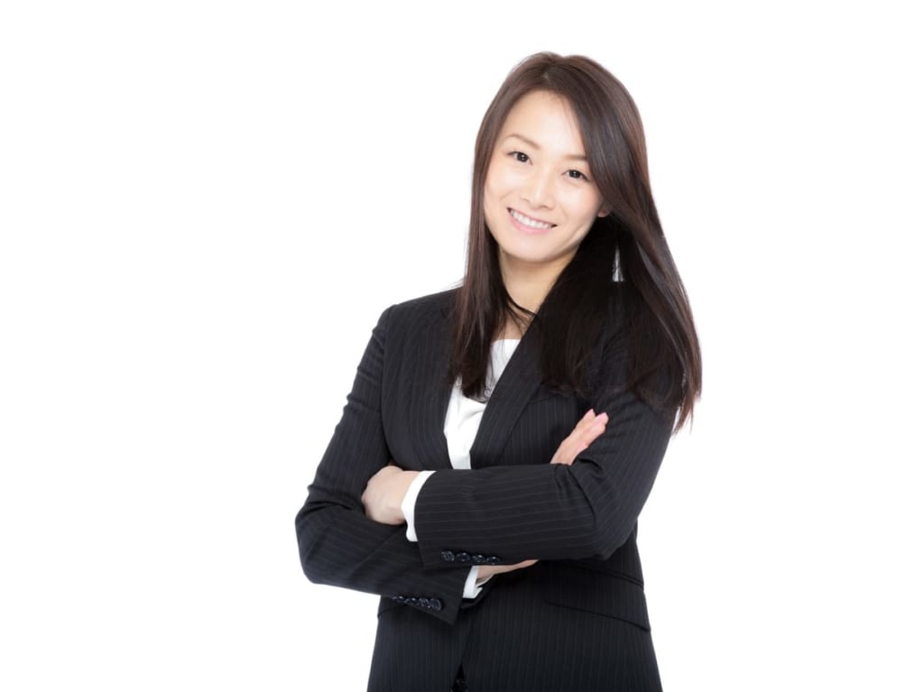 スーツを着た女性