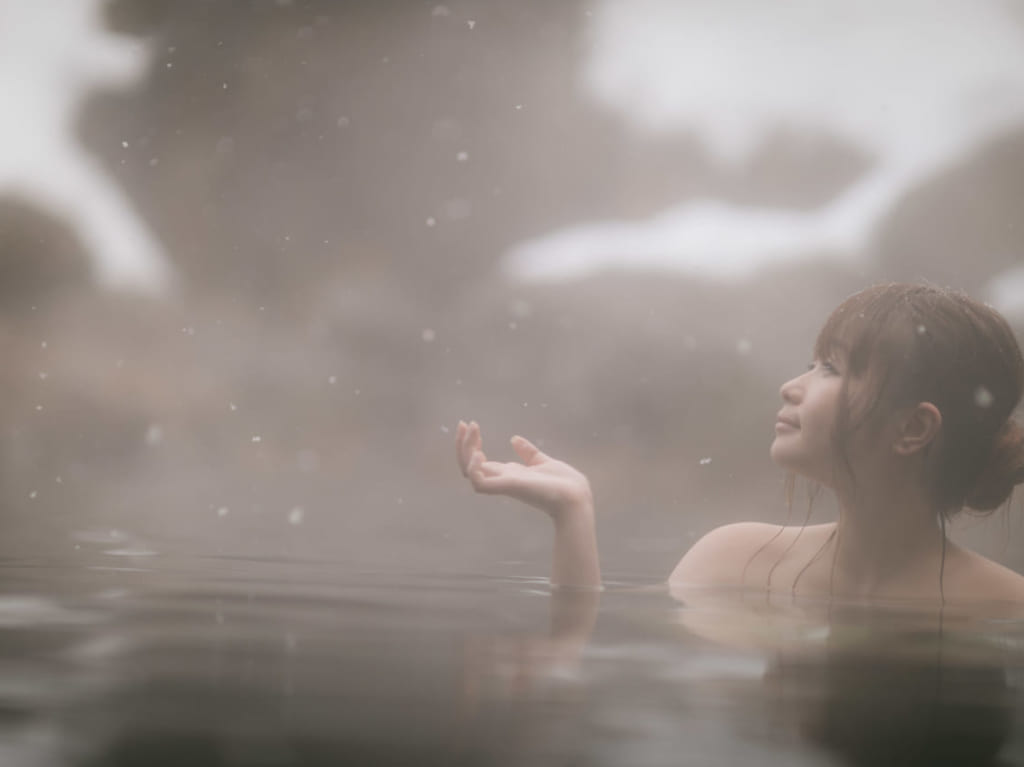 温泉に入っている女性