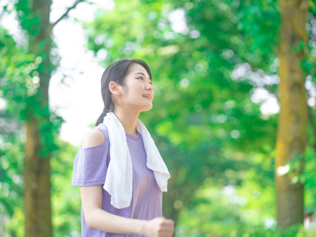女性がハイキング