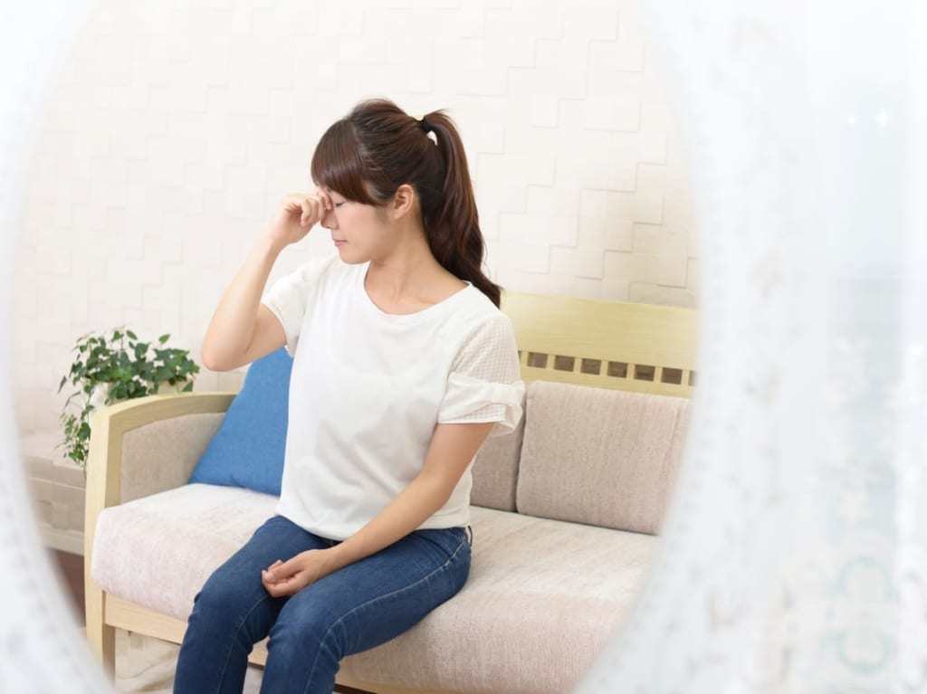 目が疲れている女性