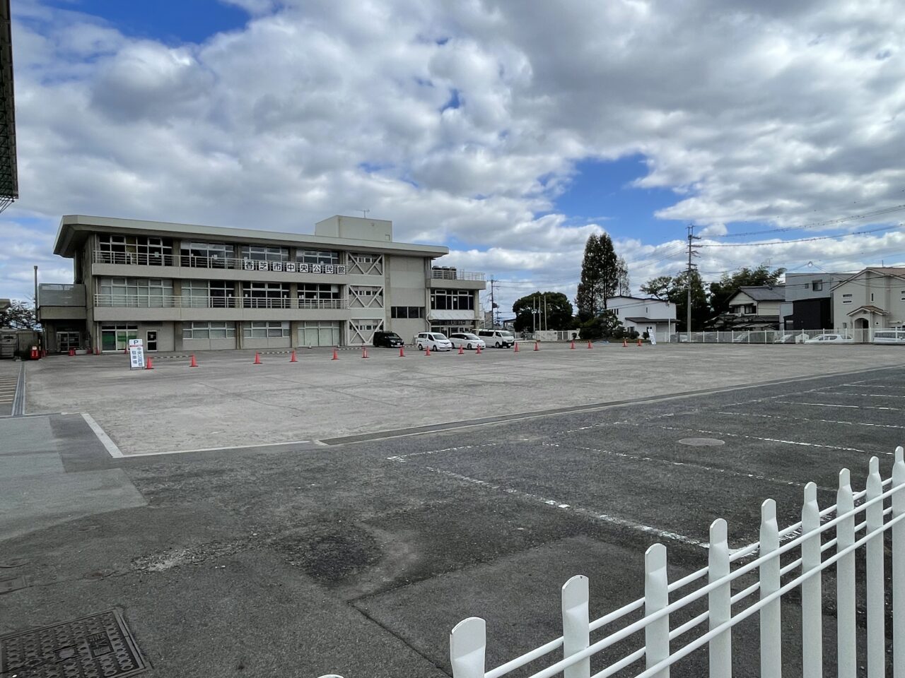 中央公民館の駐車場