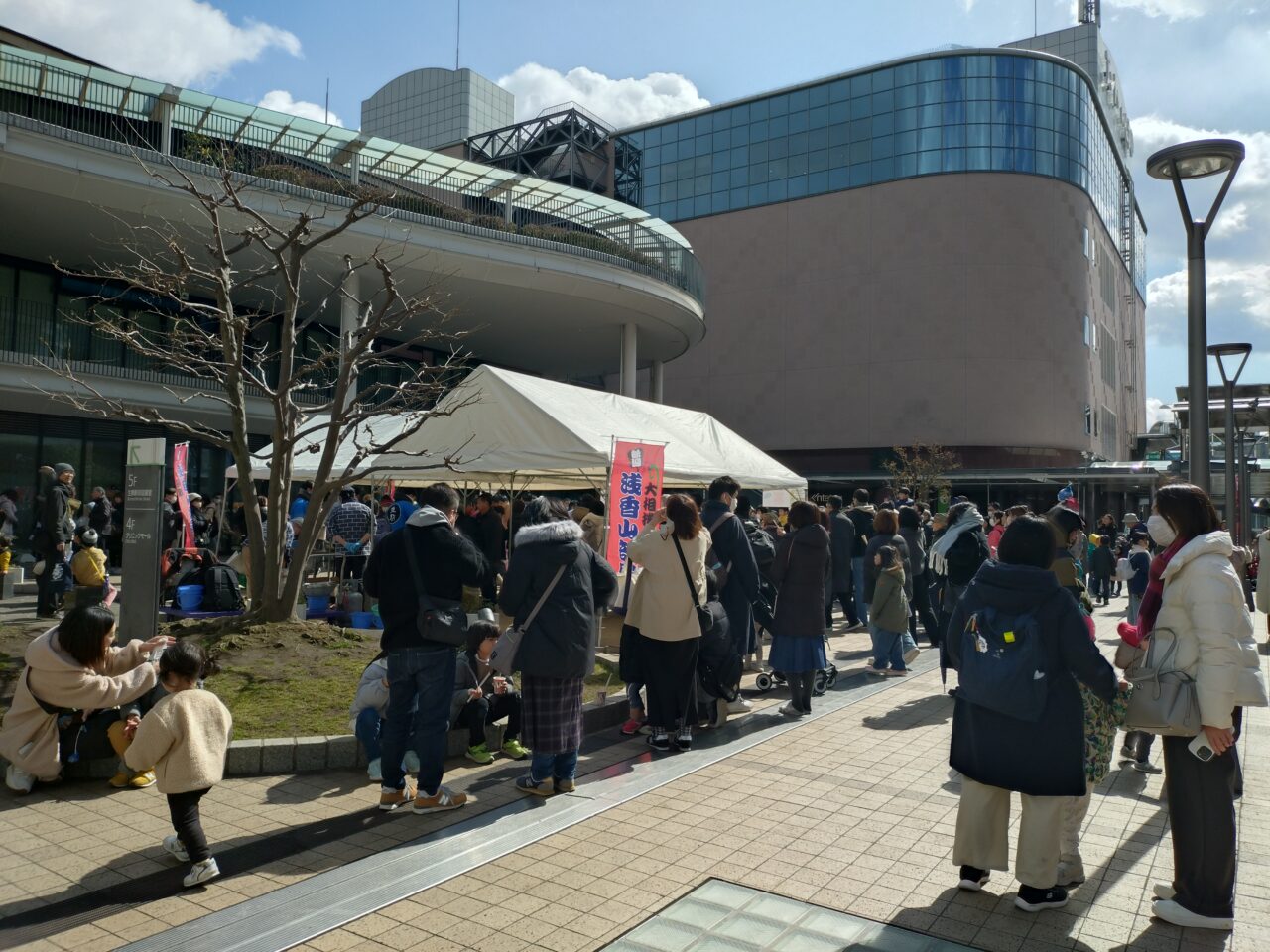 浅香山部屋の力士とおもちつき