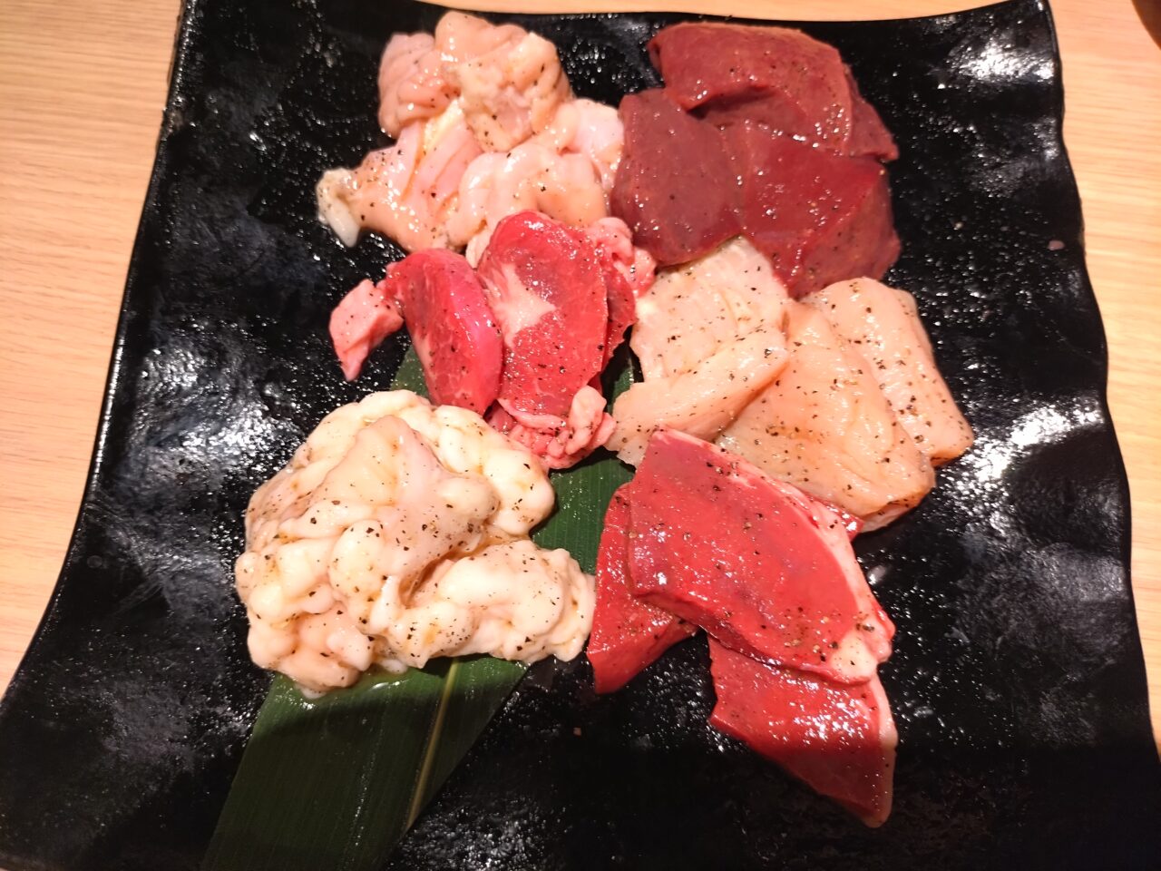 炭火焼肉鶴兆生駒店のホルモン盛合せ