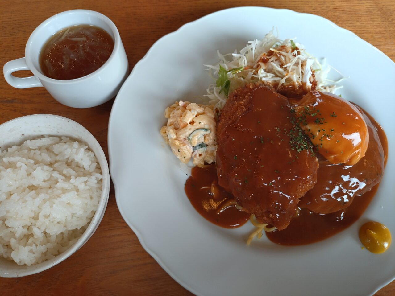 洋食よだれ道のふたかみセット（ハンバーグ、ミンチカツ、ポーチドエッグ）