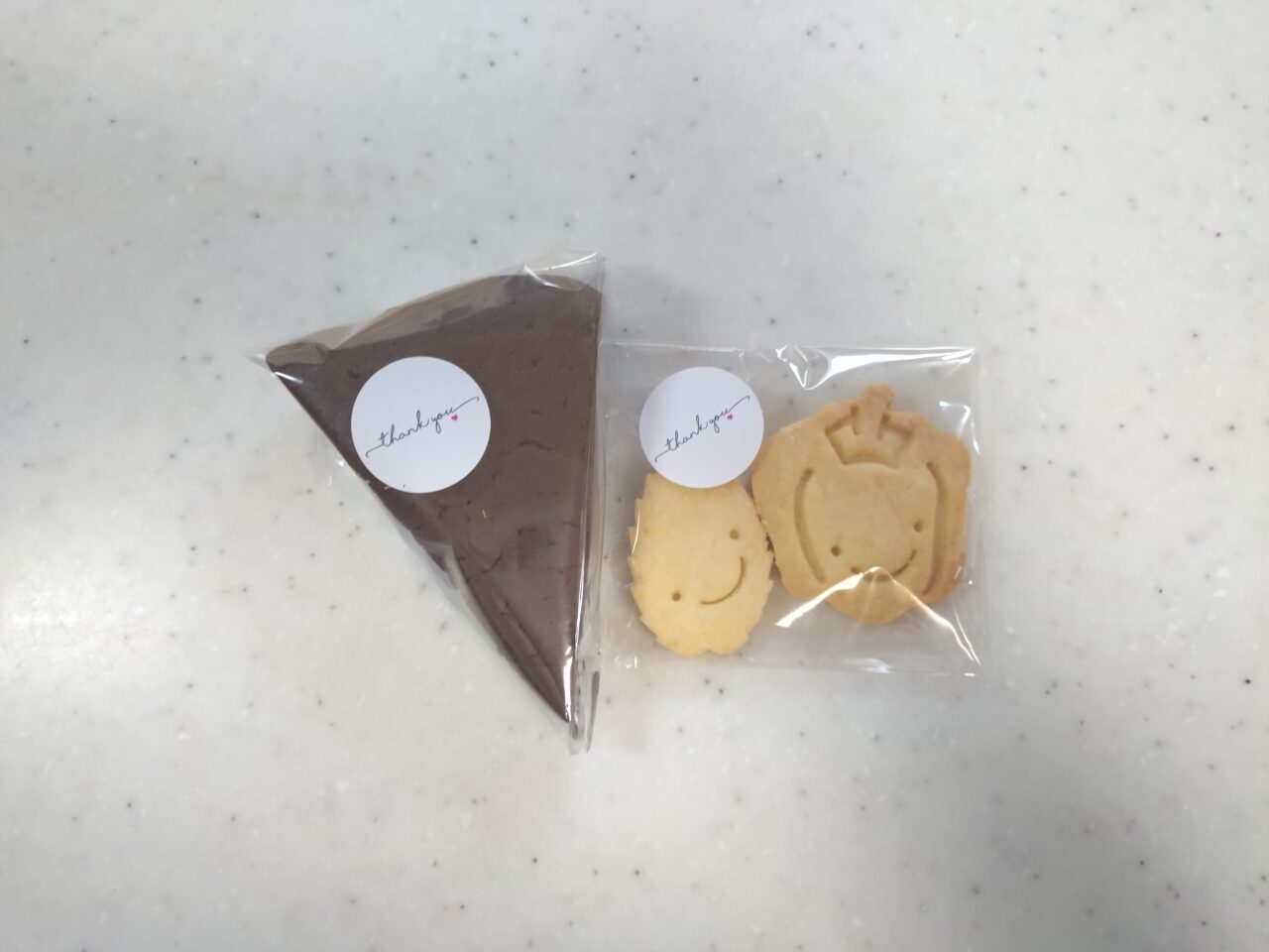 植物工場カフェSolfioのショコラケーキとクッキー