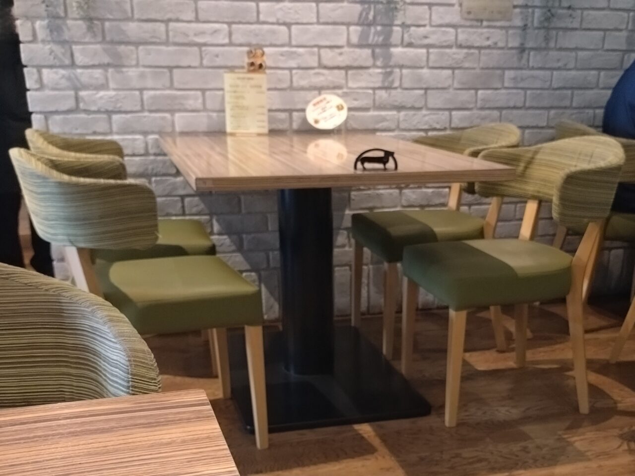 カフェモンステラの店内のようす