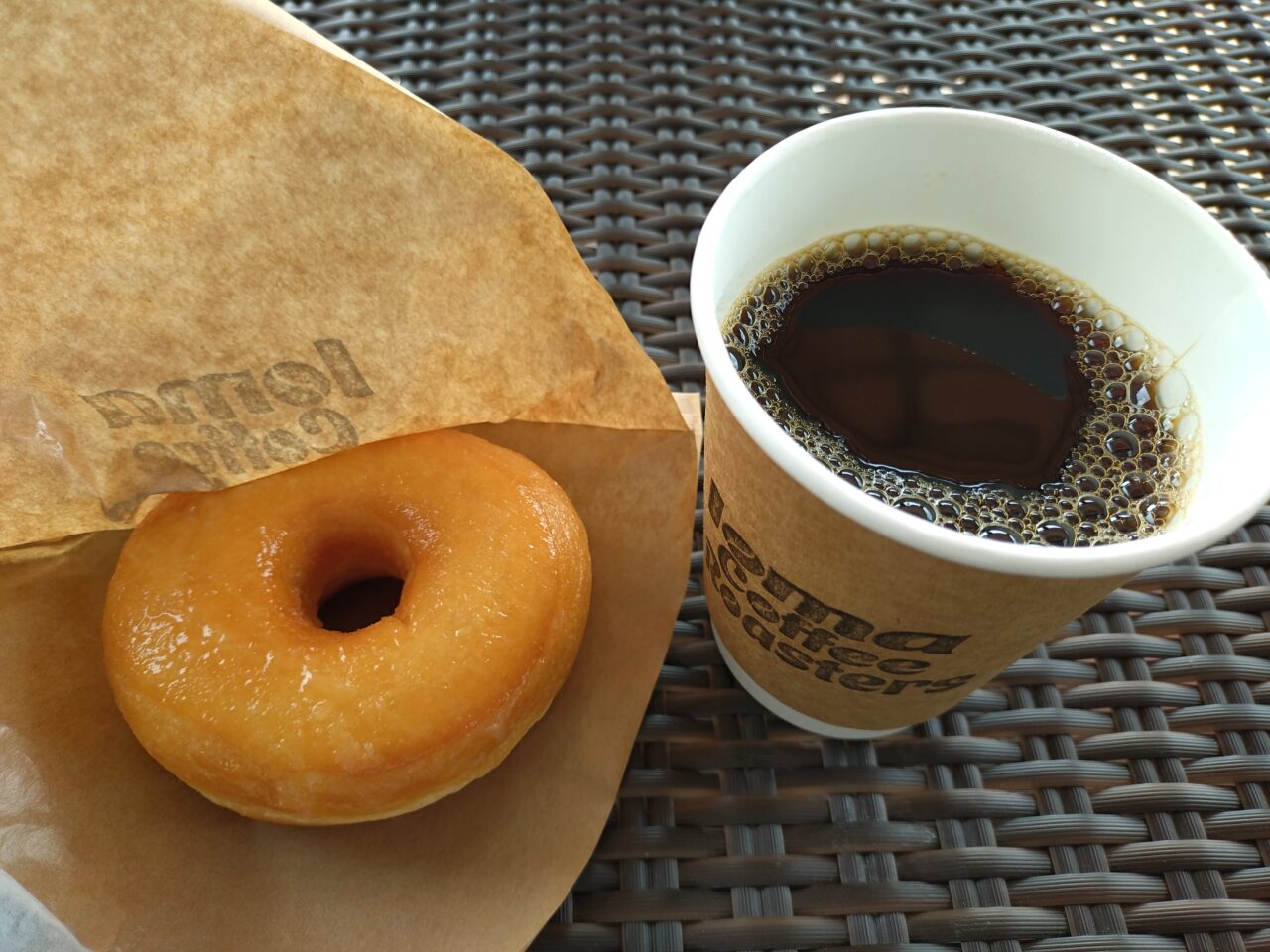 シュガードーナツとブレンドコーヒー