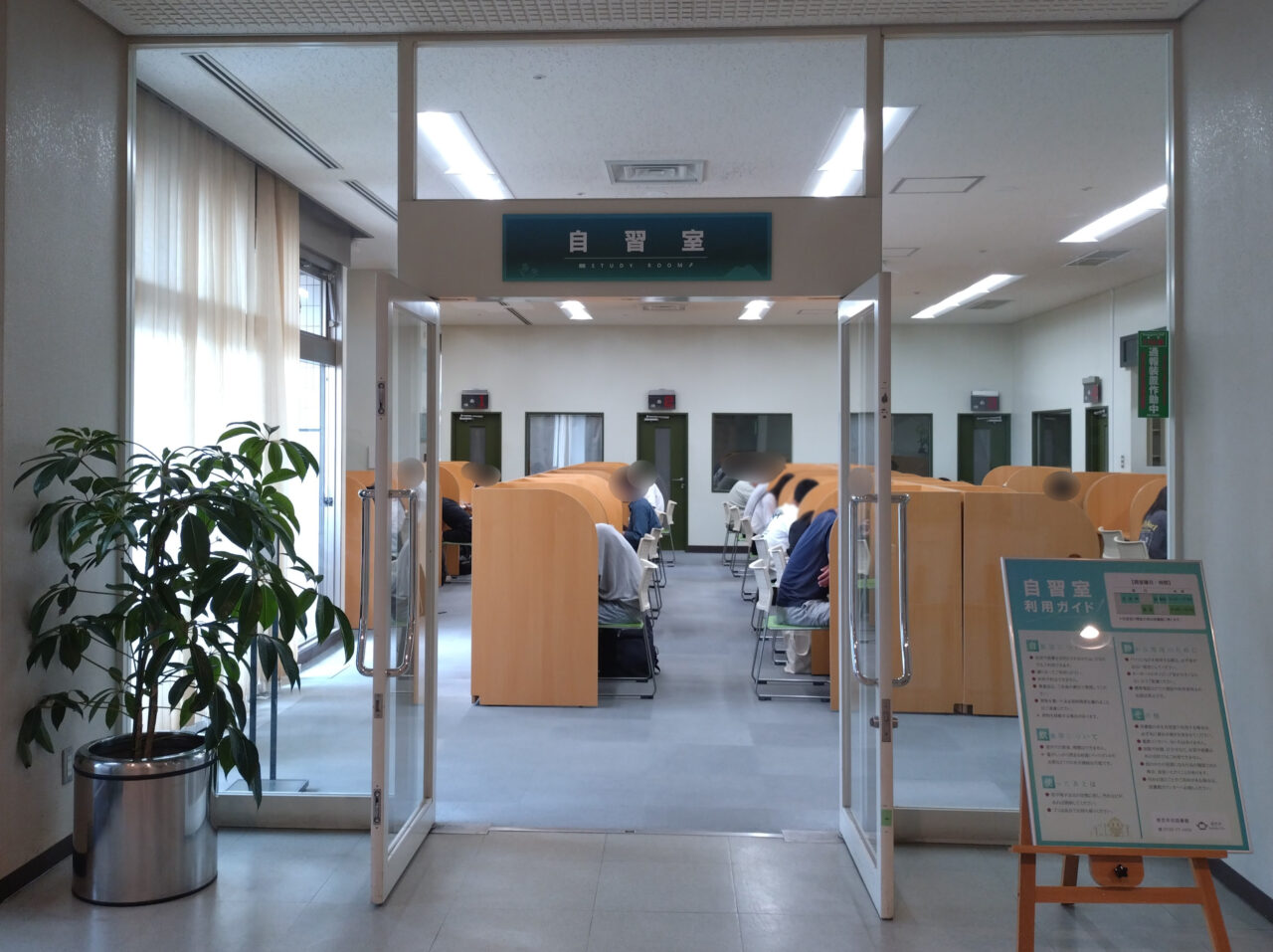 香芝市民図書館自習室