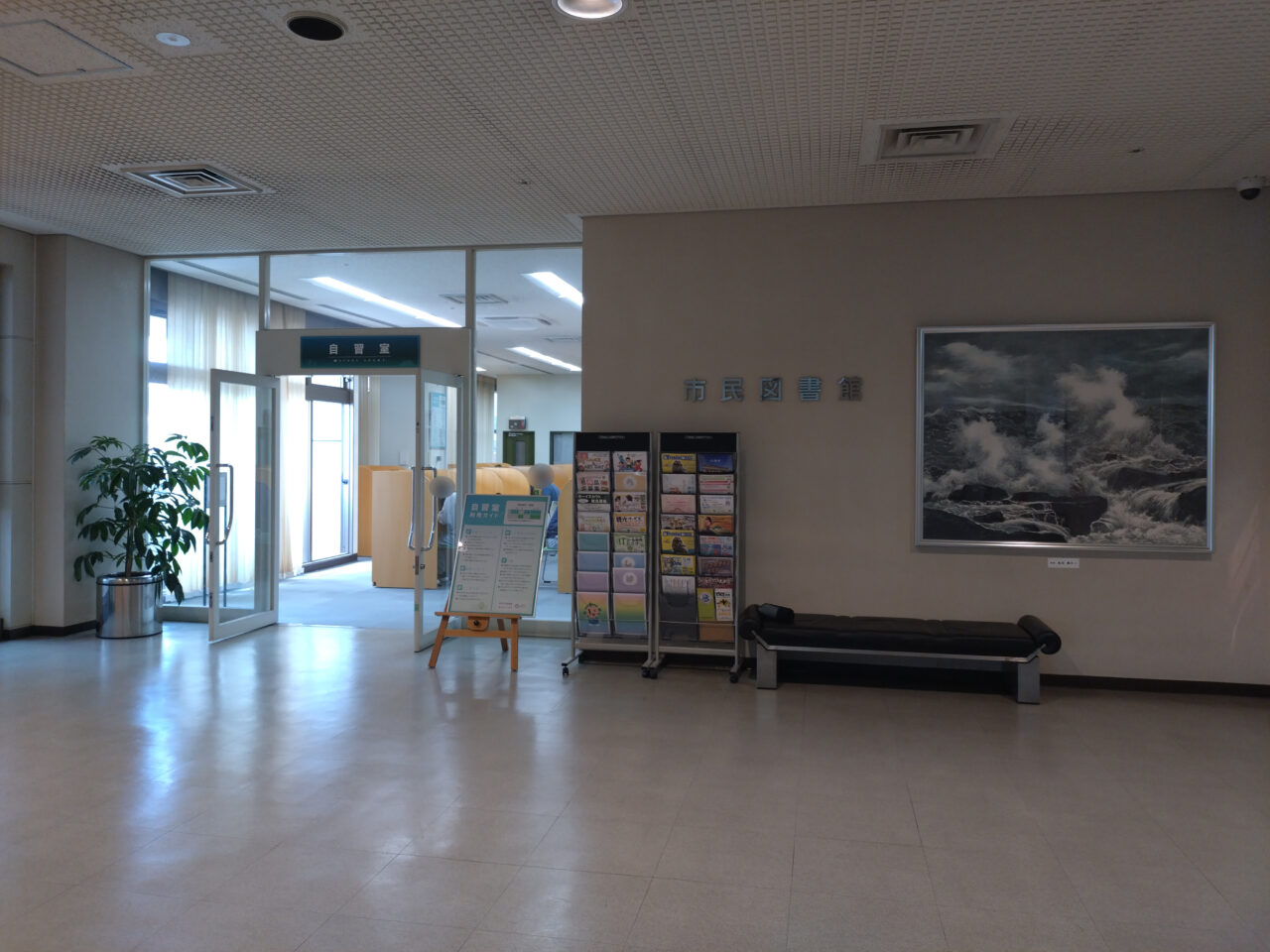 香芝市民図書館自習室