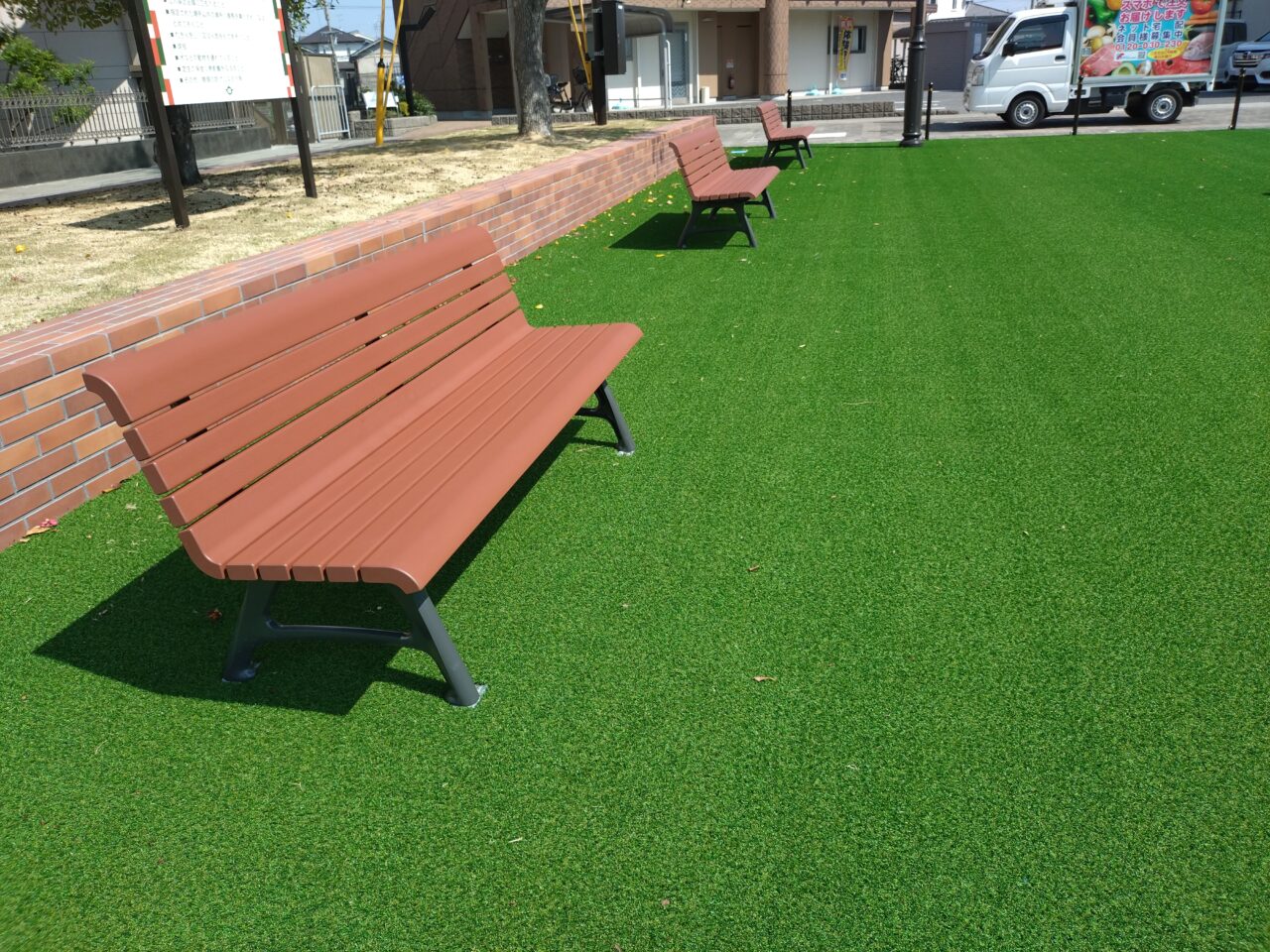 二上駅前芝生広場