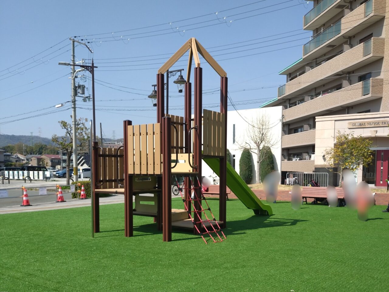 二上駅前芝生広場