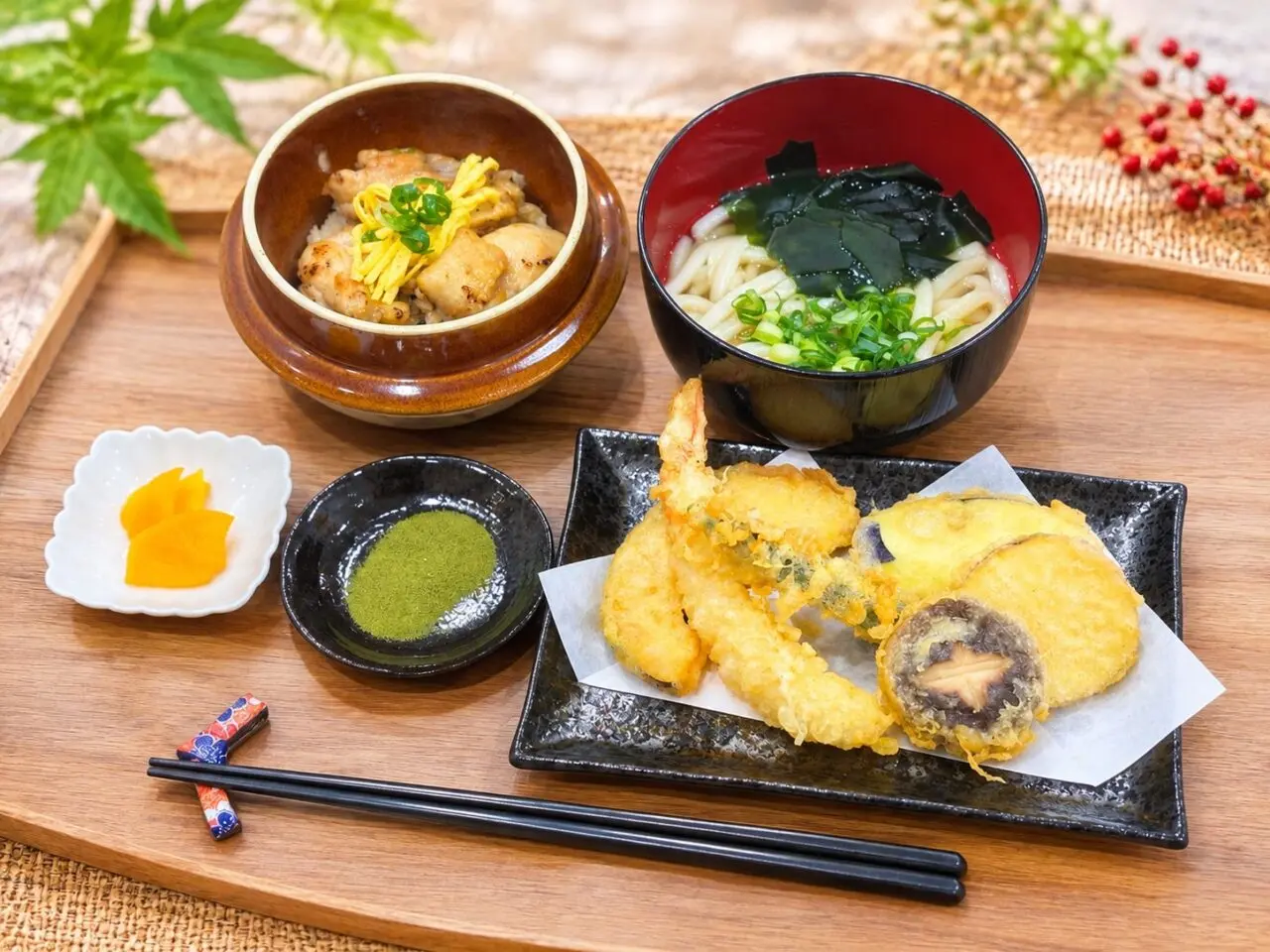 鶏の炊き込みごはん、うどん、天ぷら盛り合わせの季節の味覚御膳